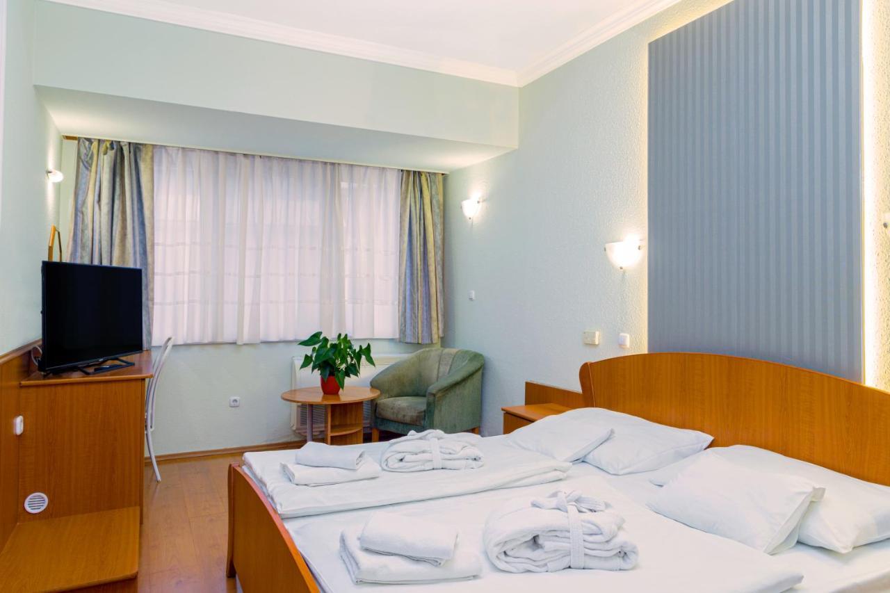 Aqua Blue Hotel Hajduszoboszlo Bagian luar foto