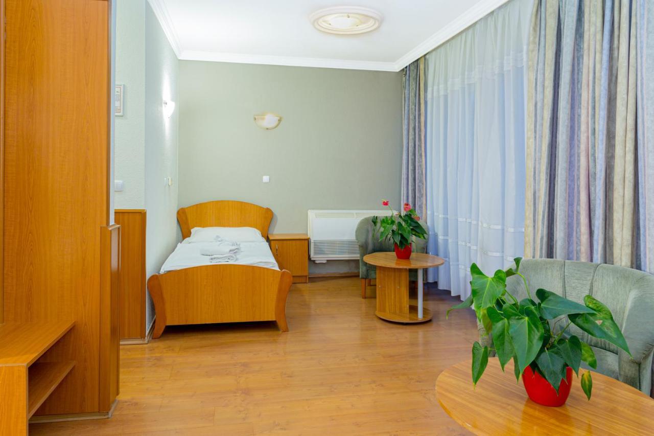 Aqua Blue Hotel Hajduszoboszlo Bagian luar foto