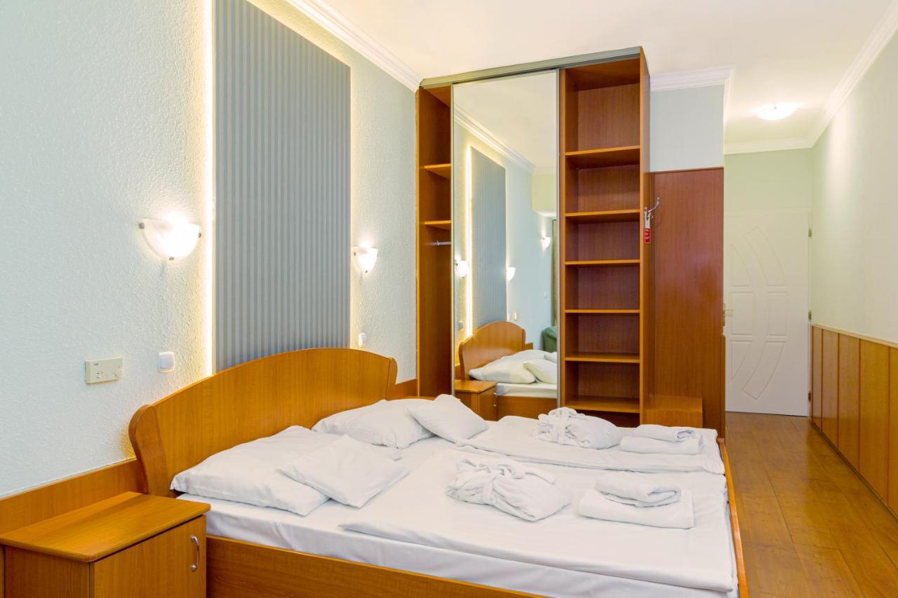 Aqua Blue Hotel Hajduszoboszlo Bagian luar foto