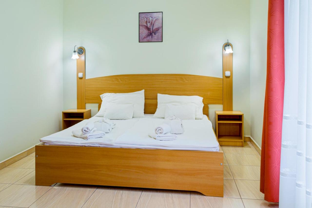 Aqua Blue Hotel Hajduszoboszlo Bagian luar foto