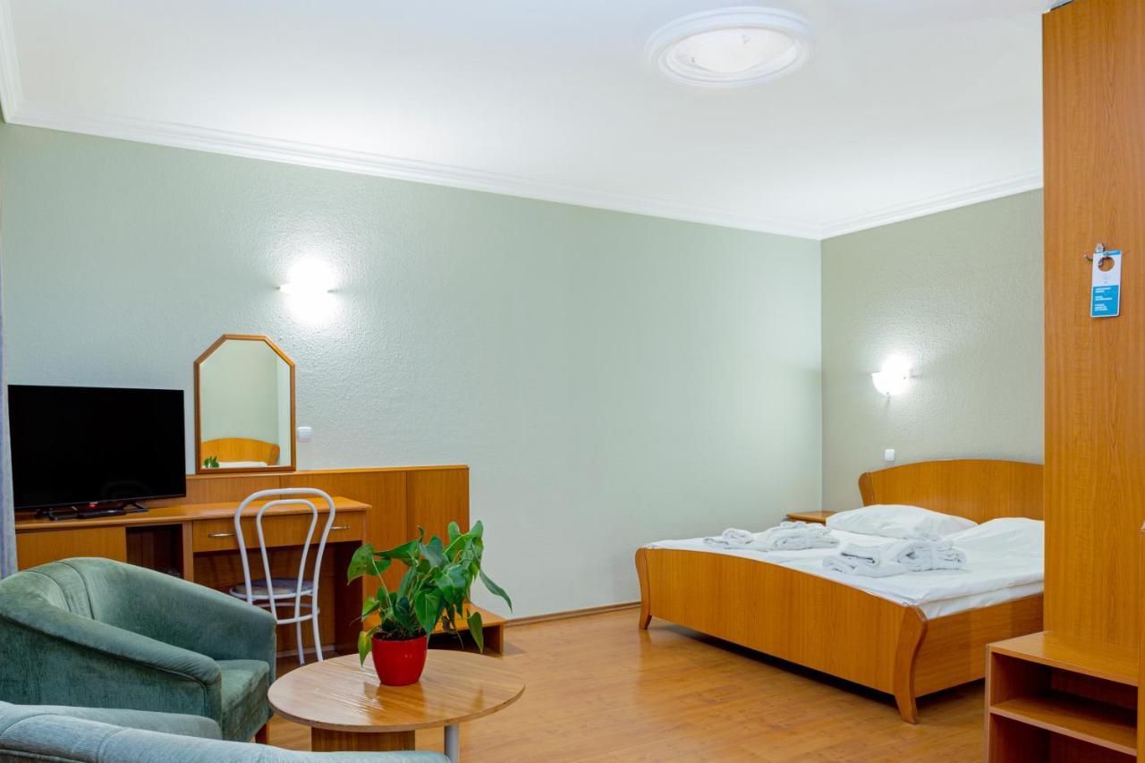 Aqua Blue Hotel Hajduszoboszlo Bagian luar foto