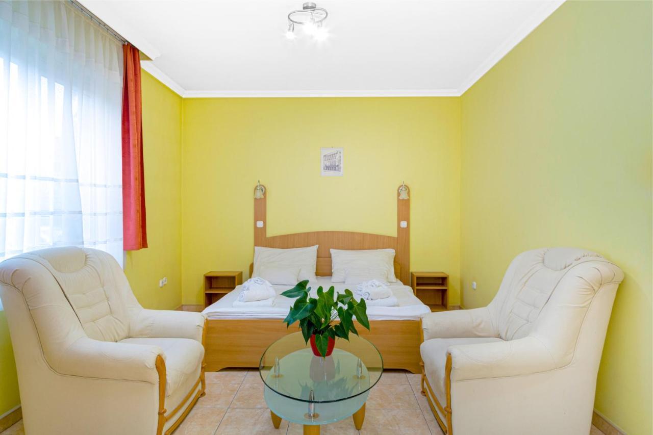 Aqua Blue Hotel Hajduszoboszlo Bagian luar foto
